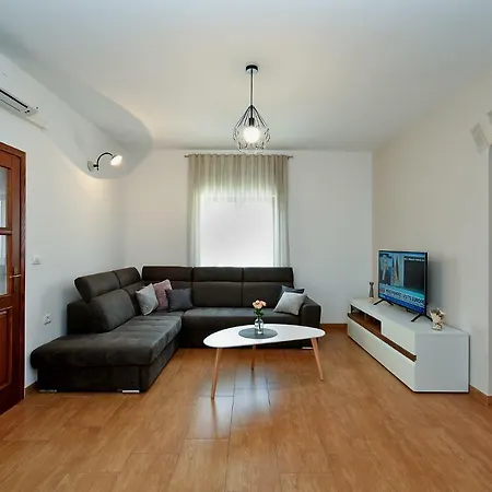 House Vedran 1125 Holiday home