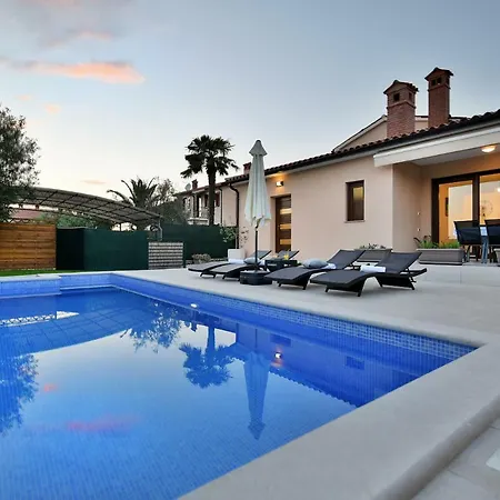 בית נופש House Vedran 1125 *