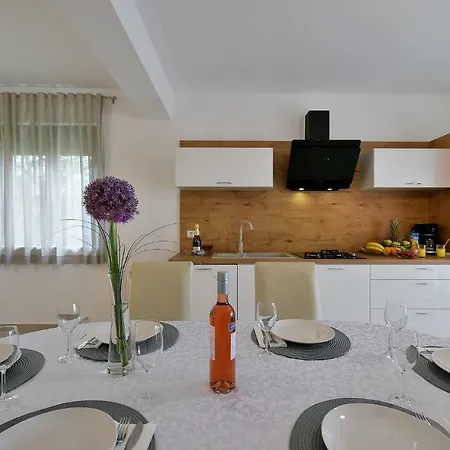 House Vedran 1125 בית נופש