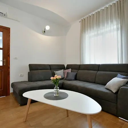 House Vedran 1125 בית נופש *
